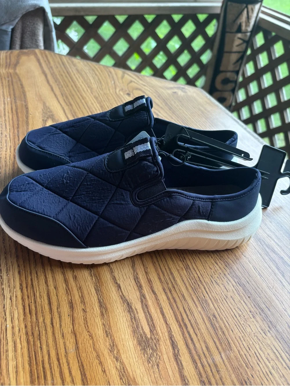 dearfoams Women’s Quilted Slip-On Mule in Navy and White